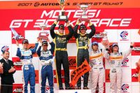 GT300クラス表彰式。左から、2位のNo.62 WILLCOM ADVAN VEMAC408R （柴原眞介/黒澤治樹組）、優勝のNo.26 ユンケルパワー タイサン ポルシェ（谷口信輝/ドミニク・ファーンバッハー組）
、3位のNo.43 ARTA Garaiya （新田守男/高木真一組）が並んだ。