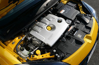 フロントに横置きされる2リッター直4ターボエンジン。265psと36.7kgmを発生する。（A）