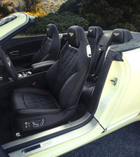 乗車定員は4名。各シートの座面と背もたれには、ダイヤモンド型のステッチが入れられる。