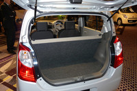 ベーシックな「E」の荷室。最上級グレード「X」のみ、5：5の分割可倒式リアシートが与えられる。