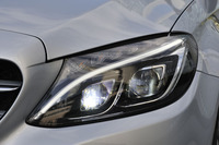 「C220dアバンギャルド」には、走行状況や天候に応じてヘッドライトの照射範囲や光量を自動調節する「LEDインテリジェントライトシステム」が標準で備わる。