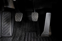 「アテンザ」の隠れた魅力である自然なペダルレイアウト。ペダルの踏み間違いによる事故の予防や、ドライバーの疲労軽減が主たる目的だろうが、今回のMT車では正確なペダルワークにも寄与してくれた。