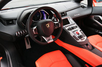 インテリアの仕上がりは非常に上質。センターコンソールの赤いカバーの下にはエンジンスタータースイッチが隠されている。