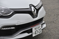 フロントエアインテークの両サイドにはLEDランプが添えられる。イグニッションがオンの間、常時点灯となる。