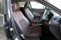 「XDノーブル・ブラウン」のコンビシート。ナッパレザーとスエード調皮革が採用されている。