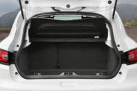 荷室の様子。分割可倒式の後席を倒すことで、容量を拡大できる。（画像をクリックするとシートの倒れるさまが見られます）