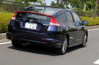 リアにはロアスカートが装着されている。パッと見た感じではそれほど派手派手しくないけれど、ノーマルと2台並べて比べると明らかに差別化できる。前後の空力バランスを熟慮してデザインされているという。

【スペック】モデューロ インサイト（数値はベースモデルLのもの）：全長×全幅×全高＝4390×1695×1425mm／ホイールベース＝2550mm／車重＝1190kg／駆動方式＝FF／1.3リッター直4SOHC8バルブ（88ps/5800rpm、12.3kgm/4500rpm）、モーター（14ps/1500rpm、8.0kgm/1000rpm）／価格＝205万円（テスト車＝340万5970円／コンフォートビューパッケージ＝3万1500円／VSA＝5万2500円／スマートキーシステム＝6万3000円／前席用i-サイド＆サイドカーテンエアバッグシステム＝8万4000円／プレミアムディープバイオレットパール＝3万1500円／モデューロ インサイトオリジナルパーツ＝合計109万3470円）