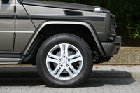 タイヤサイズは前後共通で265/60R18。ホイールの形状は「G550」と同じだが、「G350ブルーテック」はシルバー、G550はチタニウムグレーと、色が異なっている。
    