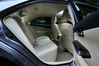 後席は右側が可倒式となっており、長尺物を積載することができる。