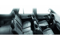 「トレイルブレイザーLTZ」（写真上）と、そのインテリア。