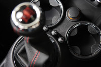 シフトレバーの付け根に備わる「スポーツボタン」は、ジョンクーパーワークスでは標準装備となる。