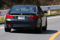 オプション装備：イノベーションパッケージ＝37万円／コンフォートパッケージ＝54万円／ラジアルスポーク・スタイリング252＝36万3000円／ダイナミックドライブ＝40万7000円／マルチファンクション・スポーツ・レザー・ステアリングホイール＝3万3000円、レザーフィニッシュダッシュボード＝23万3000円／マッサージ機能＝10万7000円、セラミックスフィニッシュ＝9万5000円／電動ガラスサンルーフ＝19万5000円／リアベンチレーションシート＝18万7000円／フロントアクティブシート＝13万7000円／リアコンフォートシート＝54万7000円／サイドビューカメラ＝7万3000円、USBオーディオ・インターフェイス＝5万2000円／HiFiシステムプロフェッショナル・ロジック7＝15万6000円）
