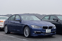 高出力のクリーンディーゼルターボエンジンを搭載した「アルピナD3ビターボ リムジン」。0-100km/h加速4.6秒、最高速278km/hという動力性能と、JC08モード燃費は17.0km/リッターという環境性能を両立している。
    