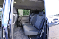 ダイブダウン機構付6：4分割可倒式のリアシート。シートを倒すと沈みこむように収納され、荷室からフルフラットになる。写真をクリックするとシートが倒れるさまが見られます。