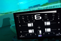 データロガーは実戦に使われるのと同じもの。写真のPC画面には、タイヤやサスペンションの状態が表示されている。