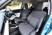 シート表皮はファブリック。「ハイブリッドMZ」と「ハイブリッドMX」では、運転席にシートリフターとセンターアームレストが備わる。