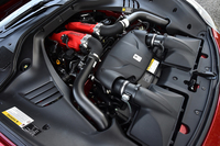 「カリフォルニア」の4.3リッターV8に代えて採用された、3.9リッターのV8ターボ。従来比で約50％増しの最大トルク（77.0kgm）を発生する。