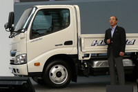 日野自動車の白井芳夫社長は、「新型『日野デュトロ』は、日本だけでなく世界中のお客様に選ばれるトラックを目指した」と語り、「2015年ごろには、仕向地を40カ国から100カ国に拡大し、全世界での小型トラックの販売目標台数は従来の4倍となる14万台を目指す」と述べた。