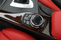 センターコンソールに備えられた「iDrive」のコントローラー。ダイヤルの上部にはタッチパッドが備わっており、指先でなぞって文字を入力したり、地図表示を拡大、縮小したりできる。
    