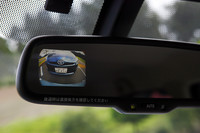国内初採用となる「バックモニター内蔵ルームミラー」。ルームミラーを見ながらバックカメラの映像が見られるのは、ナビ画面に表示されるのと比べ目線の移動がなくてとても使いやすい。