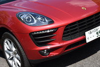 オプションで装着可能なバイキセノンヘッドライトには、コーナーで操舵（そうだ）角と走行速度に基づいて照射角を調整するダイナミックライトシステムも備わる。