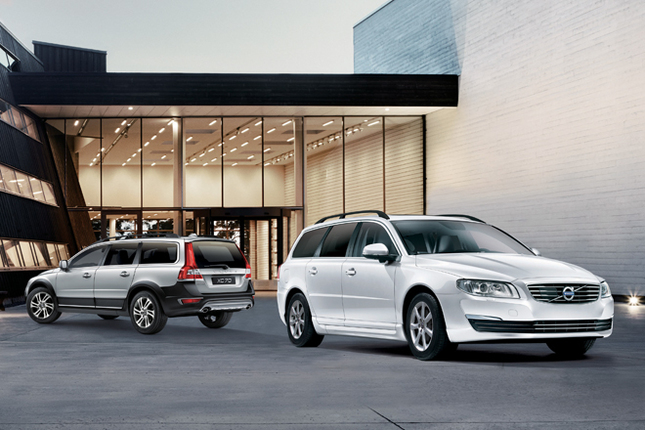 「ボルボV70 T4 Classic」（手前）と「XC70 T5 Classic」（奥）。