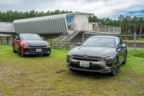 「トヨタ・クラウン クロスオーバー」VS「シトロエンC5 X」の後編。高速道路の走りで勝負が決したかと思い...