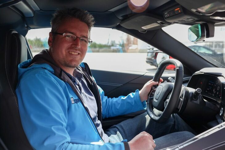 ケンタッキー州ボウリンググリーンのNCMモータースポーツパークにおいて、“ありのまま”の「コルベットZ06」を走らせた著者。