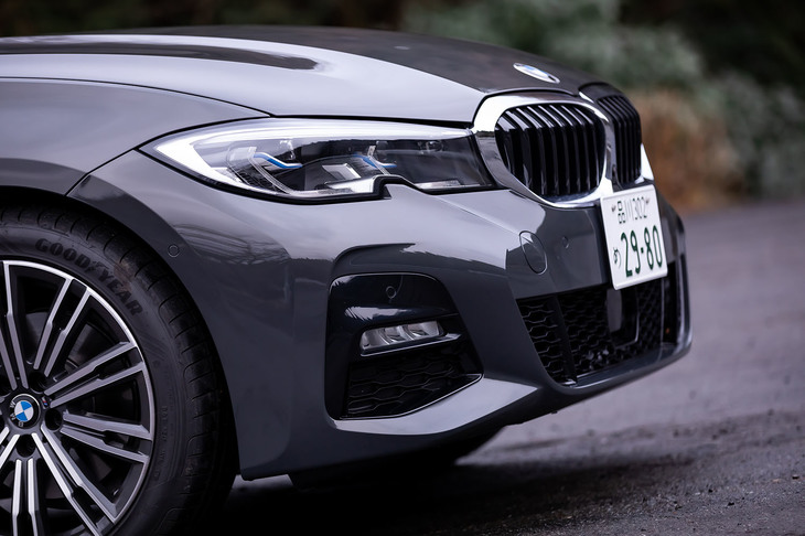 「320d xDriveツーリングMスポーツ」には、照射範囲を自動調整する「アダプティブLEDヘッドライト」が標準装備されている。