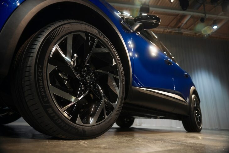 ホイールのサイズ展開は、17インチから19インチまでとなっている。