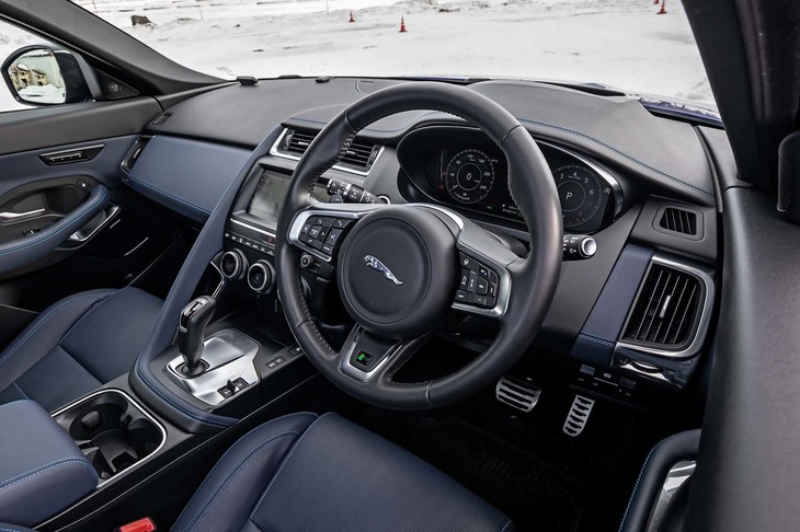 インテリアデザインのモチーフとされたのは「Fタイプ」。シンプルな造形でありながら質感の高さも魅力。内装は、ステッチ、シート、ヘッドライニング、アッパーフェイシア、カーペットなど部位ごとに細かくカラーを選択できる。