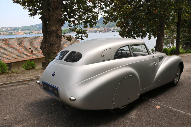 ビッザリーニ技師が後に着目するカム教授のコーダトロンカ理論をいち早く取り入れた1940年「BMWカム クーペ」。2023年5月、イタリア・コモの「フォーリ・コンコルソ」で撮影。