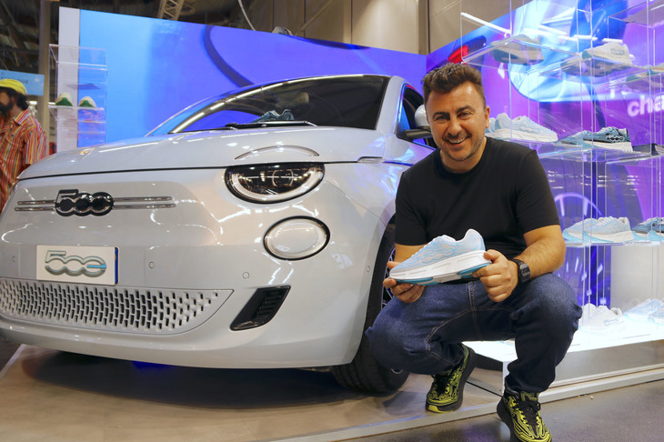 スニーカーブランドのフェスーラは「フィアット500e」とのコラボレーションモデルをリリース。ファウンダーのアンドレア・ヴェッキオーラ氏。