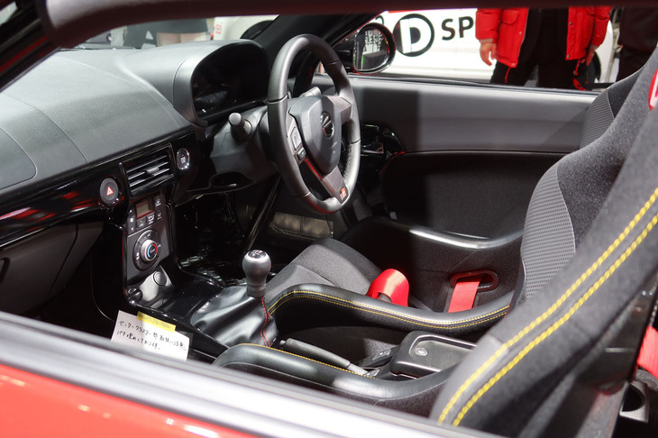 「K-OPENランニングプロト2」の運転席まわり。ホイールベースの延長によって無理のないペダルレイアウトが保たれたほか、ボンネットやインストゥルメントパネルの位置を下げることも可能に。結果的に、運転環境の改善にも貢献したという。