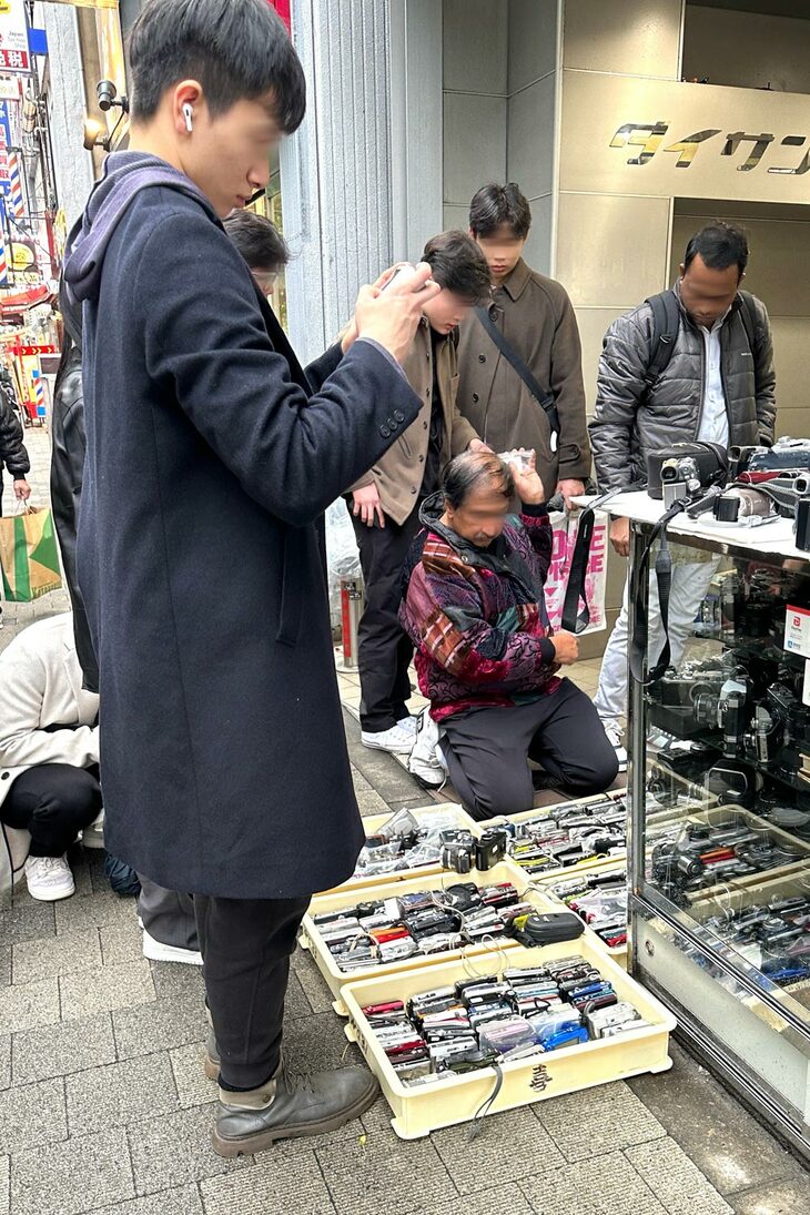 秋葉原で。中古のコンパクトデジタルカメラに興味を示す人たち。こちらも大半は外国人である。