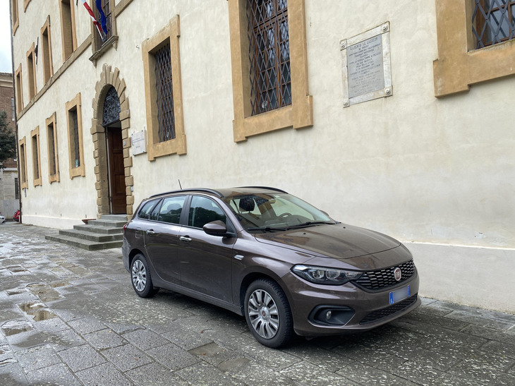 初期型「フィアット・ティーポ」の「ステーションワゴン」。2021年1月、シエナ外国人大学本部前で筆者撮影。