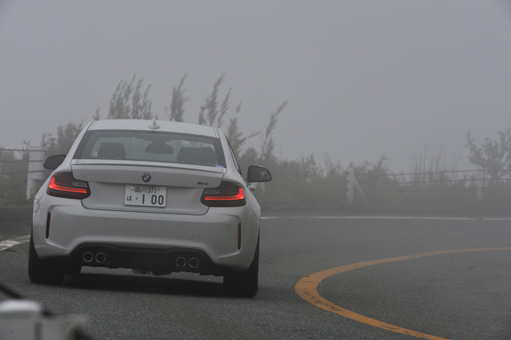 4本出しの「Mデュアル・ツイン・エキゾースト・テールパイプ」とリアディフューザーが後ろ姿をスポーティーに引き締める。