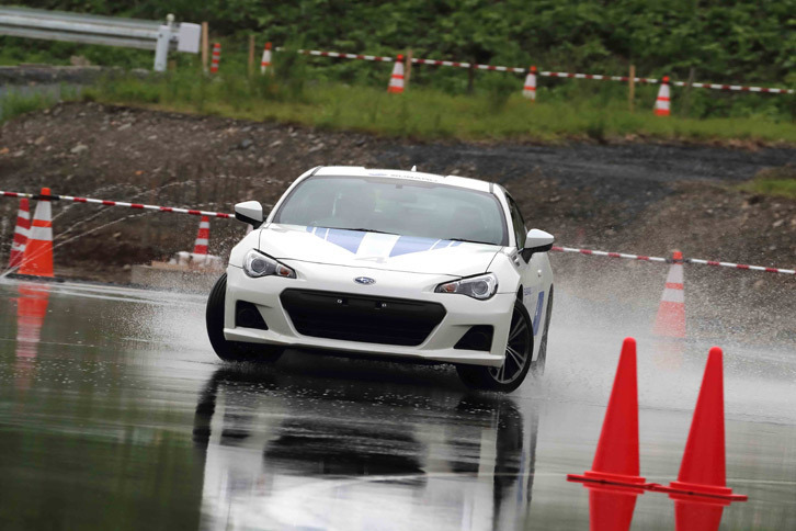 「スバルドライビングアカデミー」のトレーニングの様子。