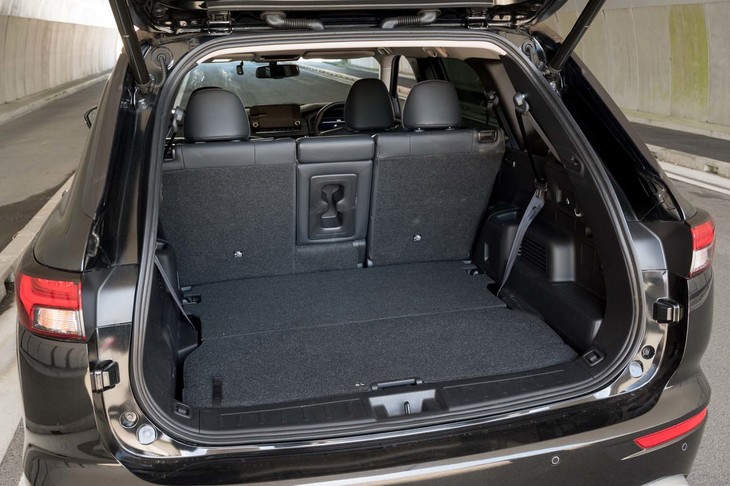 5人乗りにした時の荷室はご覧のとおり。分かりづらいが、床面に3列目シートが格納されている。