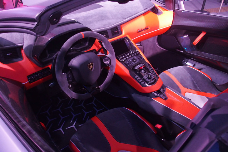 「アヴェンタドールSVJ 63ロードスター」のインテリア。イタリアの高級素材として知られるアルカンターラで覆われていた。