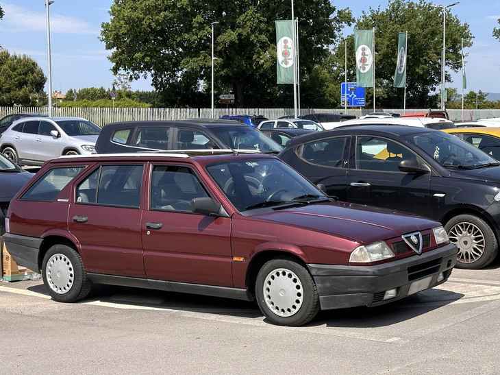 今回は「バン」と「ワゴン」について。これは2023年にシエナ県のホームセンターで発見した「アルファ・ロメオ33スポーツワゴン（後期型）」。車齢は最低28年ということになる。
