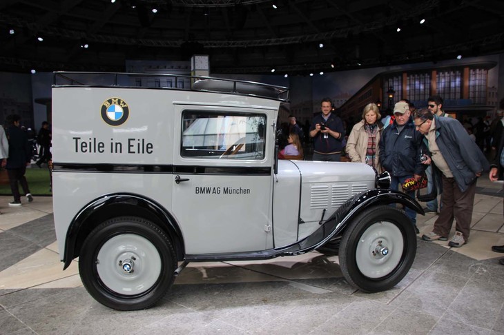 「BMW 3/15 PS DA 2エクスプレス デリバリーバン」（1931年）。2座＋貨物室を備え、最高速度は75km/hにとどまったが“快速配達バン”の名前で販売された。