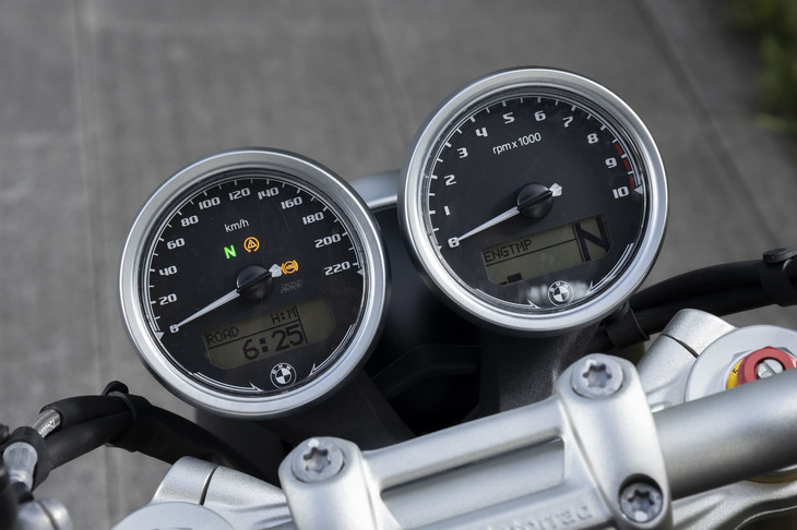 デジタルメーター全盛の時代に、あえて機械式の2眼メーターを新採用。「R nineT」のスタイルに対する、BMWのこだわりが表れている。
