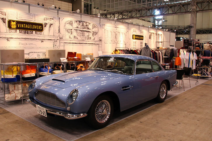 VINTAGELOVERSのブースに展示された「アストン・マーチンDB5」。