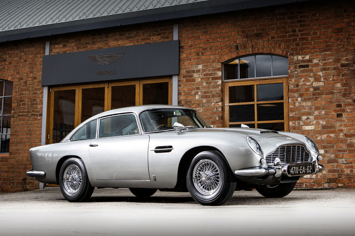 1963年「アストンマーティンDB5」。映画『007』シリーズの『ゴールドフィンガー』と『サンダーボール作戦』でボンドカーに採用されたことで、アストンマーティンの名を世界中に知らしめたモデル。