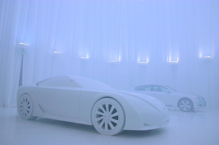 レクサスは毎年、ミラノデザインウィークでアートエキシビションを展開している。これは初年度である2005年に展示された「LFA」のオブジェで、人工濃霧の中に置かれた。