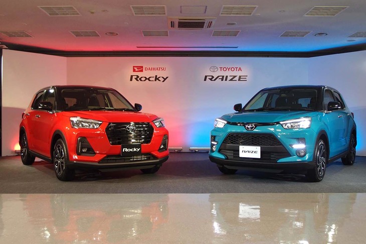 「ダイハツ・ロッキーG」（写真左）と「トヨタ・ライズZ」（同右）。
