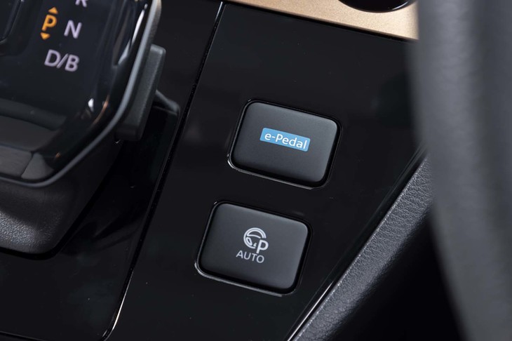 「eペダル」のスイッチはシフトセレクターの右側に用意されている。スイッチの表記は「e-Pedal」だが、クリープが付いた最新バージョンの正しい呼称は「eペダルステップ」。