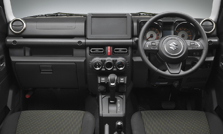 「ジムニーXC」のインストゥルメントパネルまわり。水平基調のダッシュボードはデザイン面での特徴となっているだけでなく、オフロードなどで、車体の傾きを感じ取りやすくするのにも役立つという。