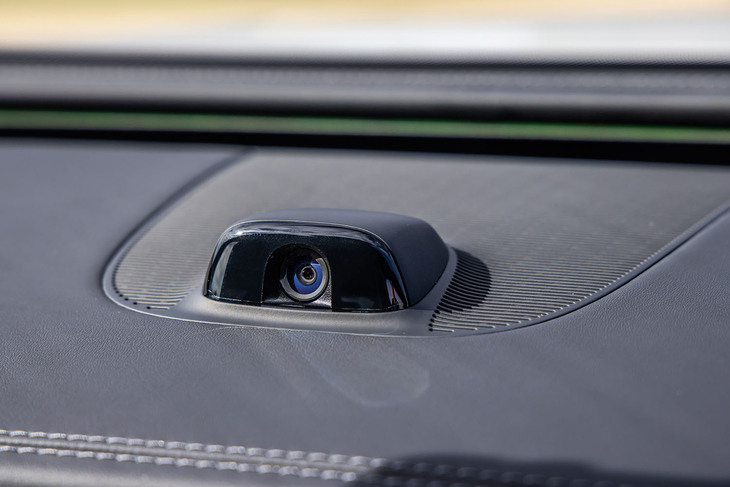 停車中にビデオ会議や自撮りが行える（いずれもアプリケーションが必要）、車載セルフィー＆ビデオカメラをダッシュボードの上部中央に配置。このカメラもオプションの「デジタルインテリアパッケージ」に含まれるアイテムとなる。